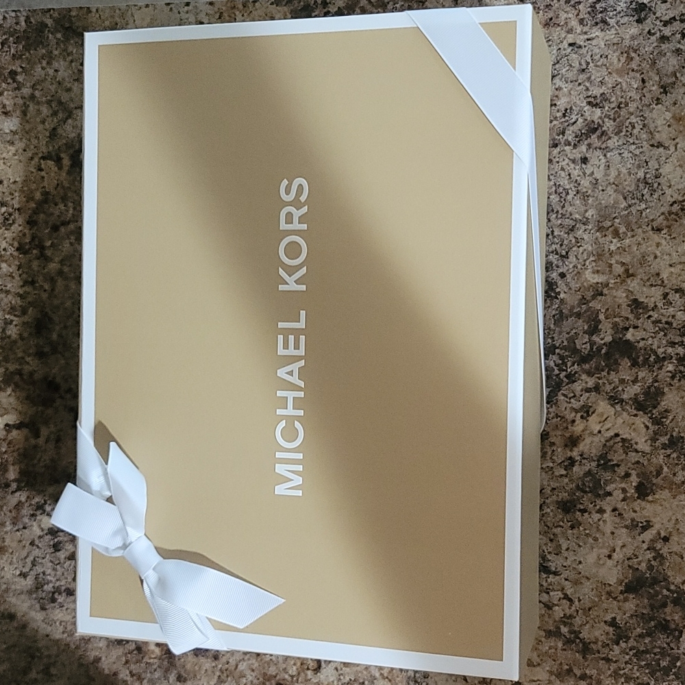 MK.Empty gift box 🤎🤍